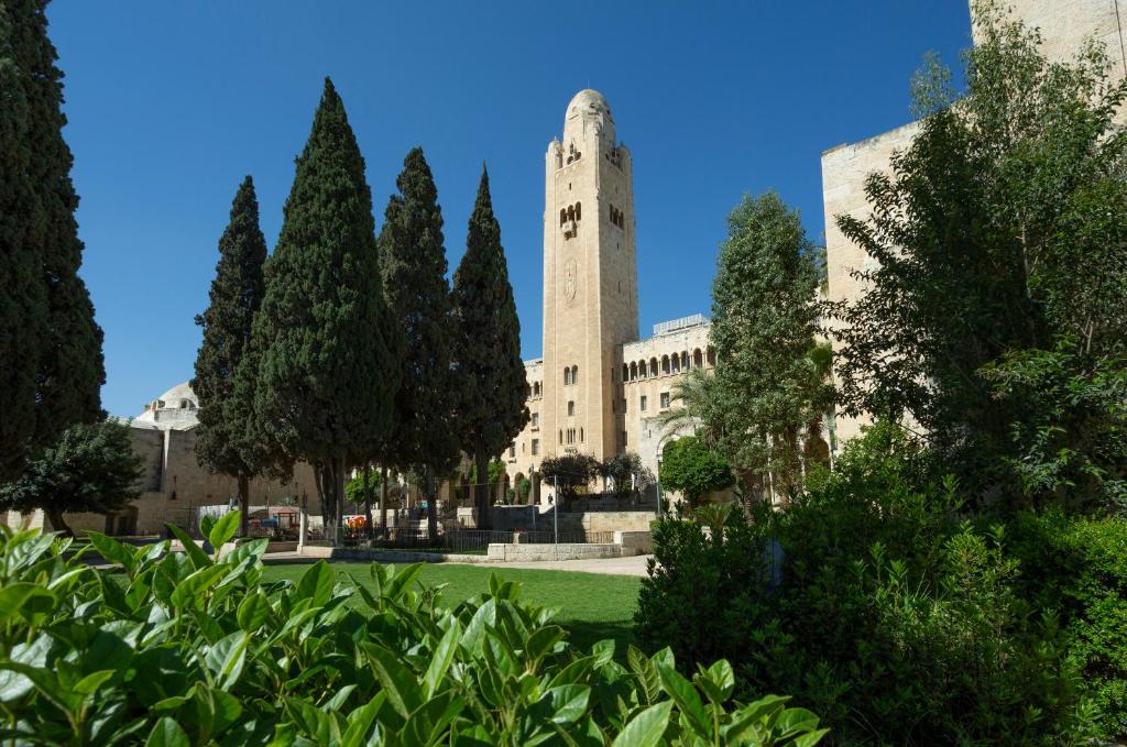 耶路撒冷YMCA三重门酒店的公园内一座钟楼