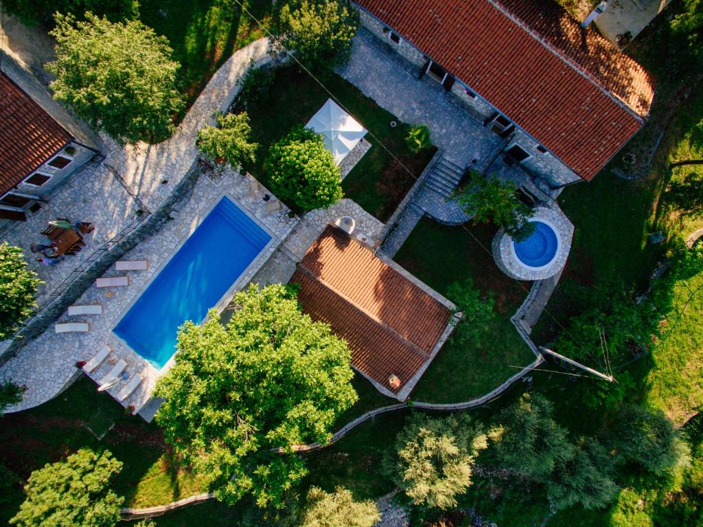 DanilovgradGRANDFATHER'S Secret的享有带游泳池的别墅的顶部景致