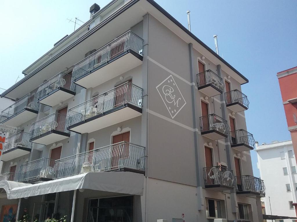 利多迪耶索罗Residence Madrid的旁边带阳台的建筑