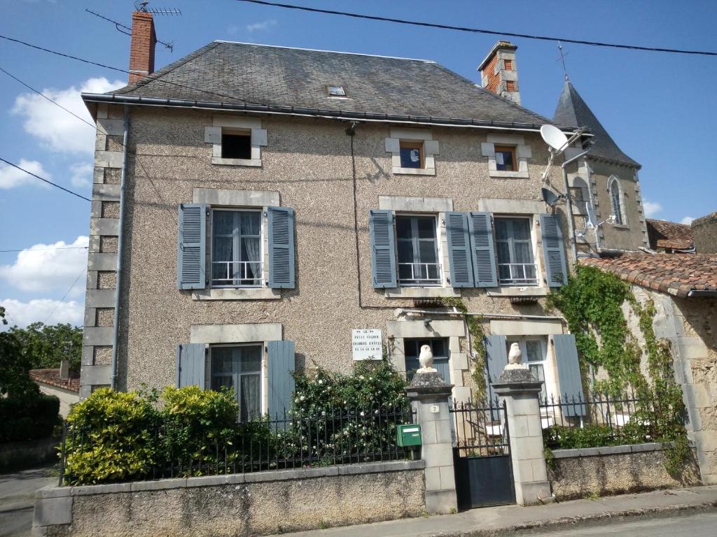 HaimsLe Petit Cochon chambre d` hotes的街上有蓝色百叶窗的老房子