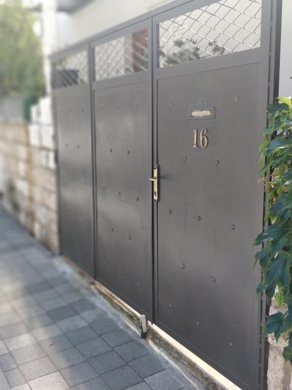 杜布罗夫尼克Adriatic Apartments的一对金属门,上面有数字