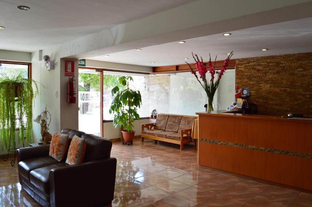 库斯科Florida del Inca Hotel的客厅配有沙发和桌子