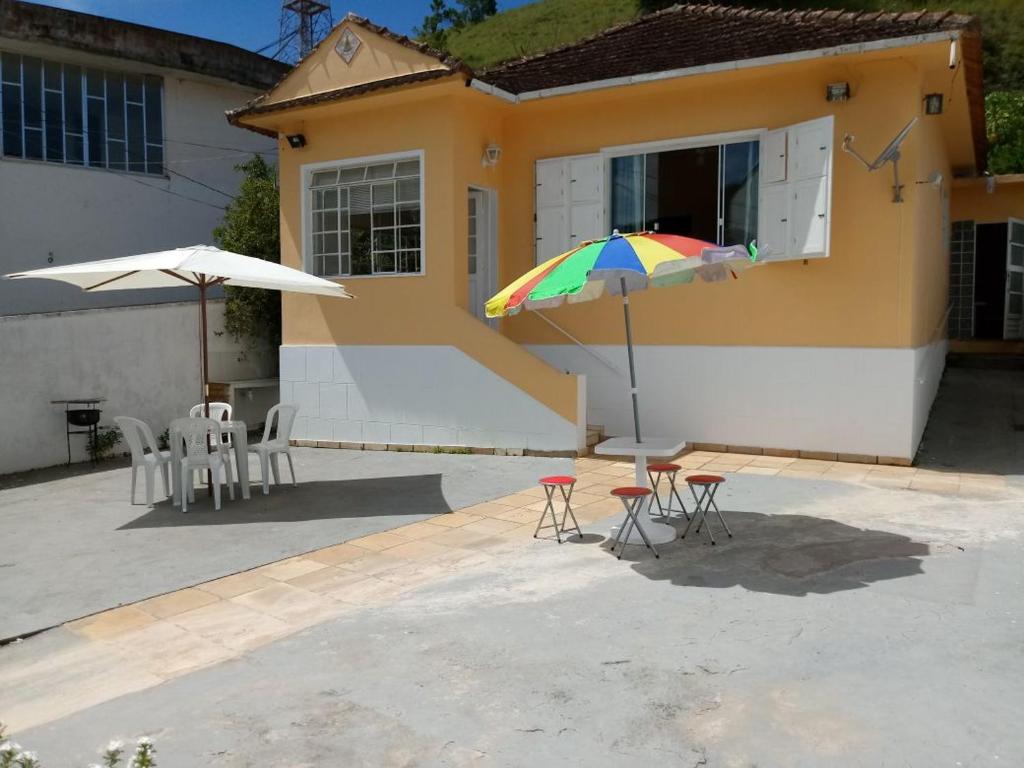 康赛瓦托利亚Coração do Centro的庭院配有桌椅和遮阳伞。