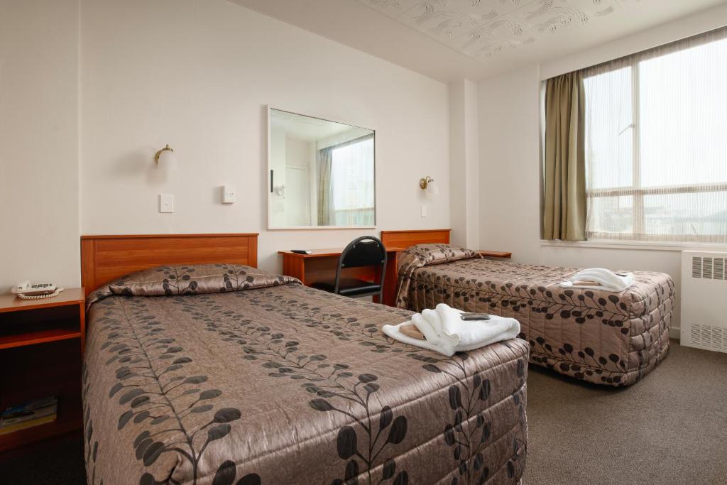 奥克兰奇威国际酒店的酒店客房,设有两张床和镜子