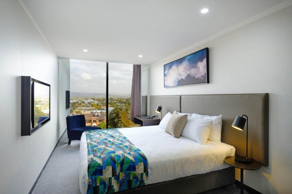 奥尔伯里奥尔伯里曼特拉酒店的酒店客房设有一张床和一个大窗户