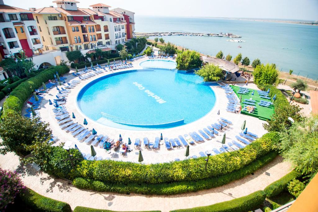 拉夫达马里纳开普度假大厦的水边大型游泳池的顶部景色