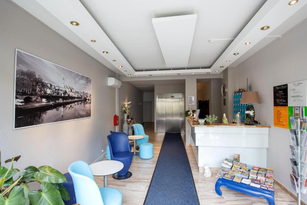 佩里格Bristol Logis Cit'Hotel Périgueux Centre的一间设有蓝色椅子和柜台的等候室