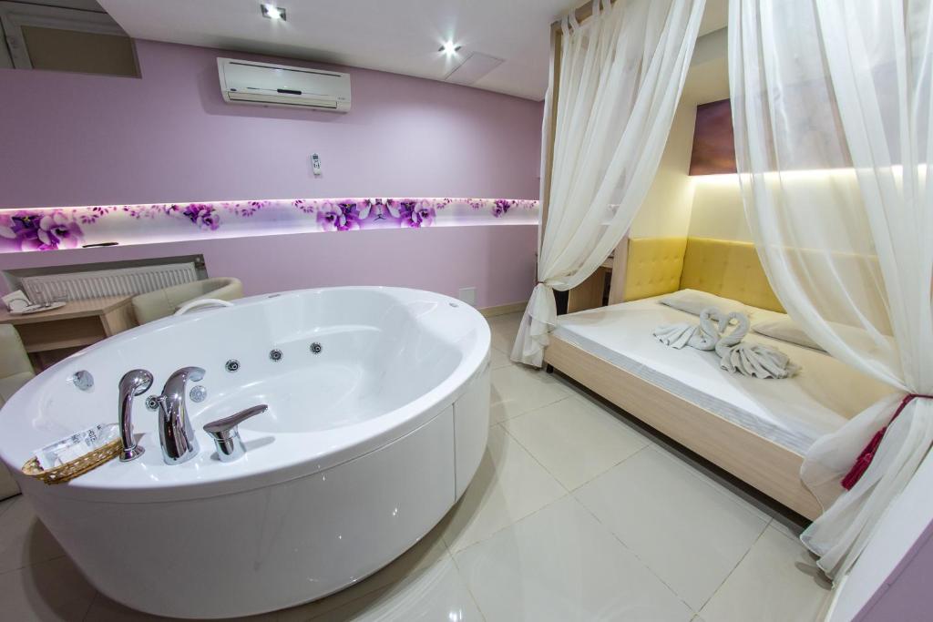 哈尔科夫Spa-отель的带浴缸和双层床的浴室