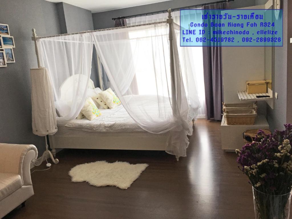华欣ที่พักหัวหิน Condo Baan Kiang Fah by Kornsiwarach的一间卧室配有一张带蚊帐的床