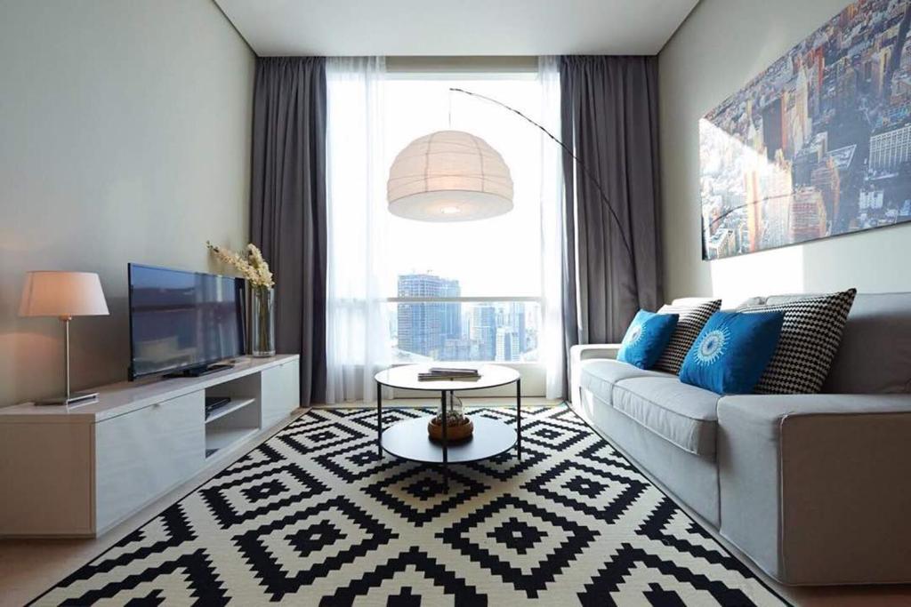 吉隆坡ML（SM）舒适公寓 的带沙发和电视的客厅
