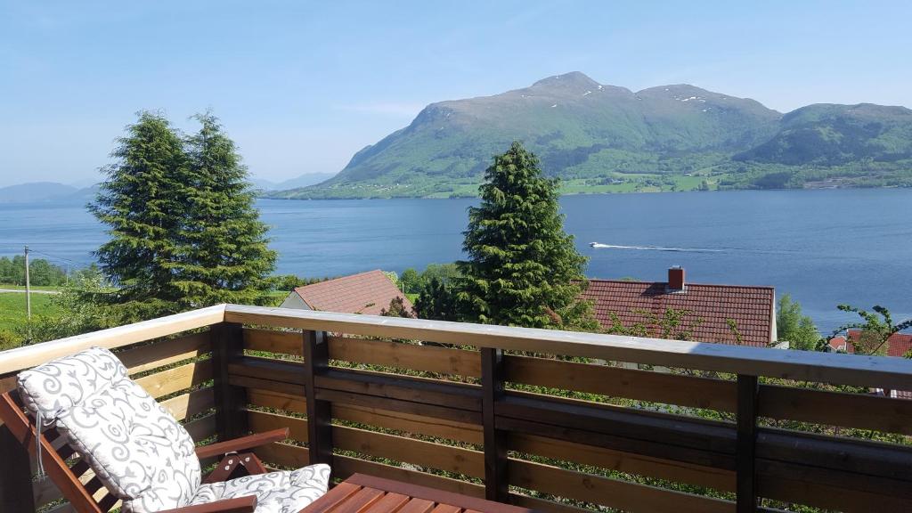 AveroyHoliday Home Kvernesfjorden的阳台的长凳,享有水景