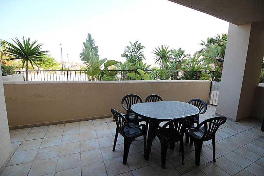 阿瓜杜尔塞Expoholidays - Apartamento con acceso directo a la piscina 1-D的阳台配有桌椅和桌子