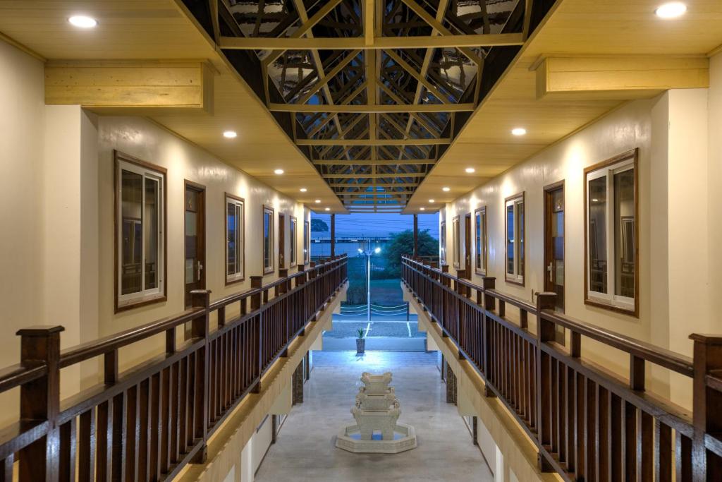 帕拉马里博Royal Mansion的一座有木栏杆的建筑的空走廊