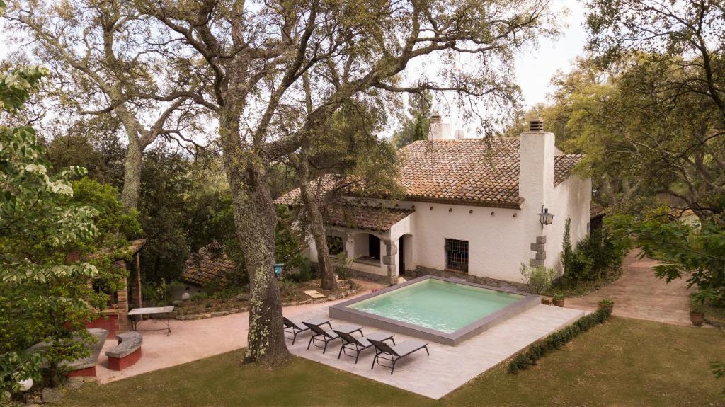 马斯萨内特-德卡夫雷尼斯Ca la Cèlia的享有带游泳池的房屋的空中景致