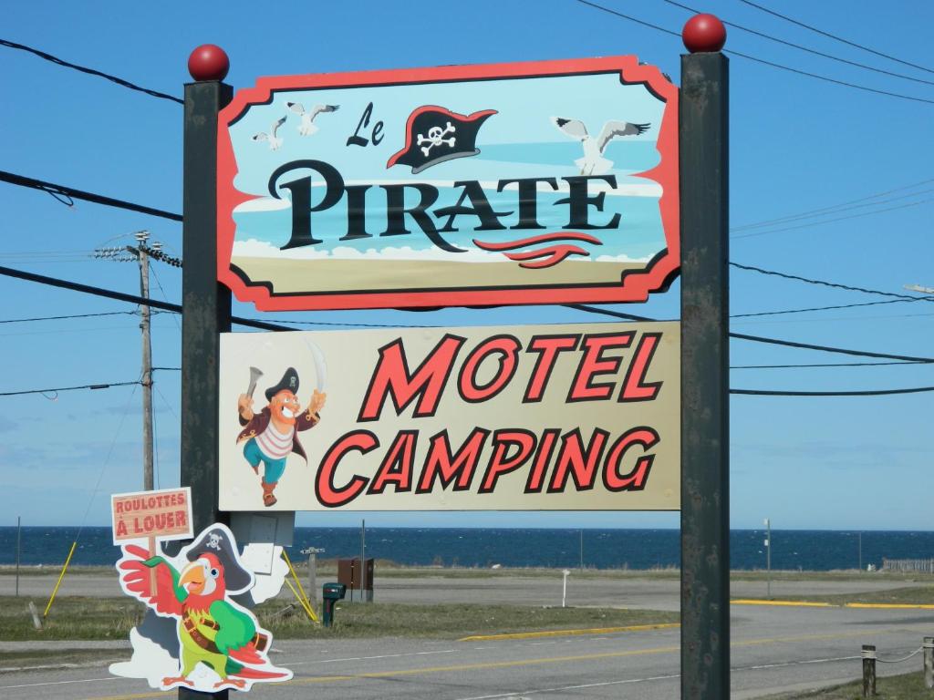 卡普沙Motel & Camping Le Pirate的一种叫做艾达改装露营的汽车旅馆的标志