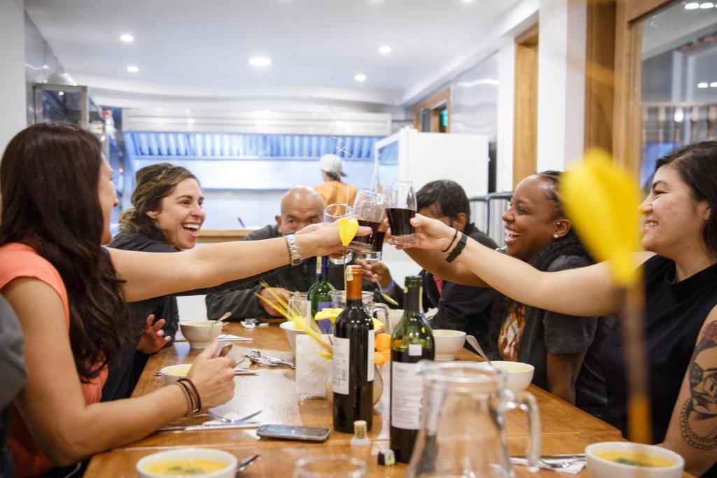 阿劳西Community Hostel Alausi的一群坐在桌边喝葡萄酒的女人