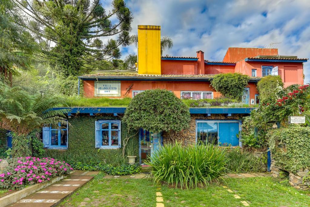 新彼得罗波利斯Villa do Arquiteto的上面有一个黄色烟 ⁇ 的房子
