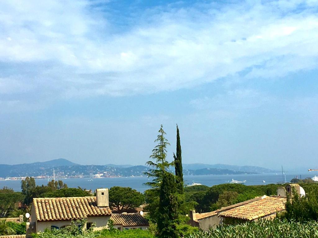 圣特罗佩Saint-Tropez walking distance, sea view house的享有水景和房屋屋顶景色