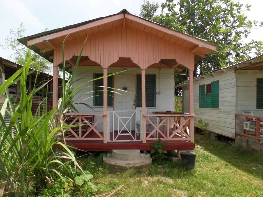 尼格瑞尔Jah B's Cottages on Beach Road-Negril的庭院中带凉亭的小房子