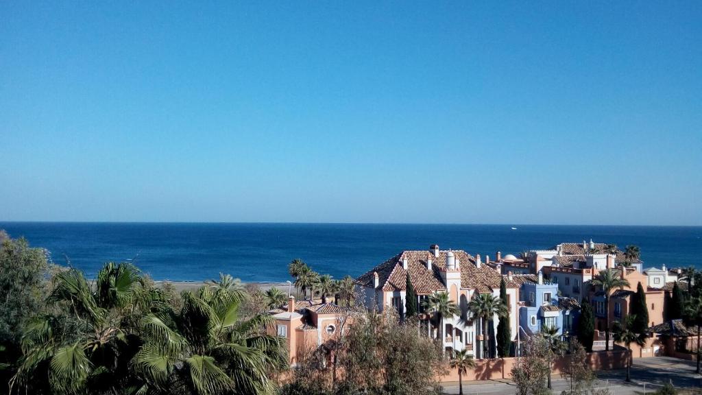 卡萨雷斯Costa del Sol by the Sea的一群房子在海洋前