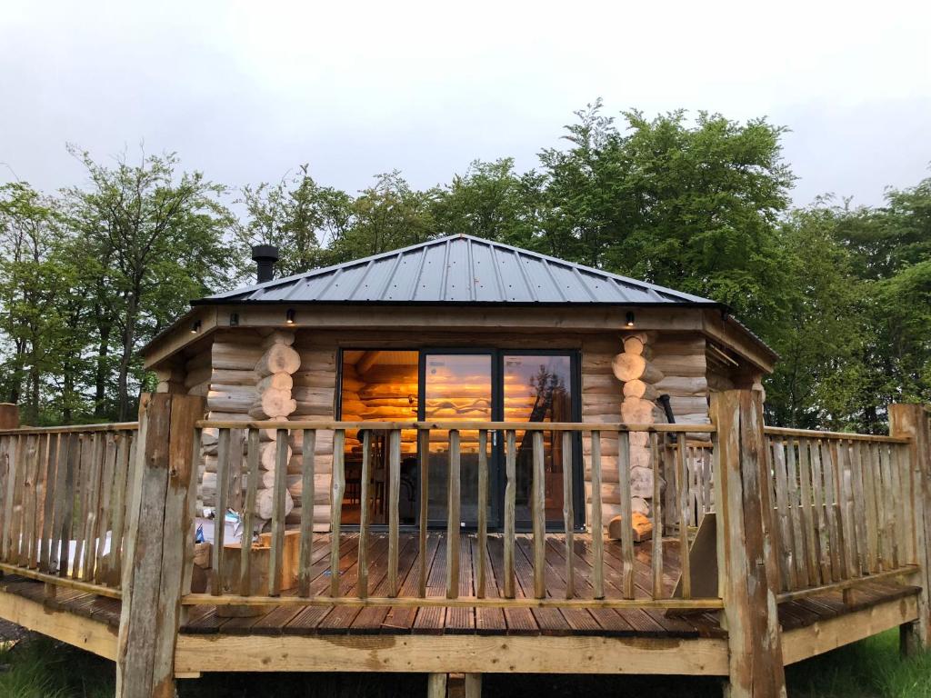 赫里福德Coed y Marchog Woodland Retreat的小木屋,设有黑色屋顶