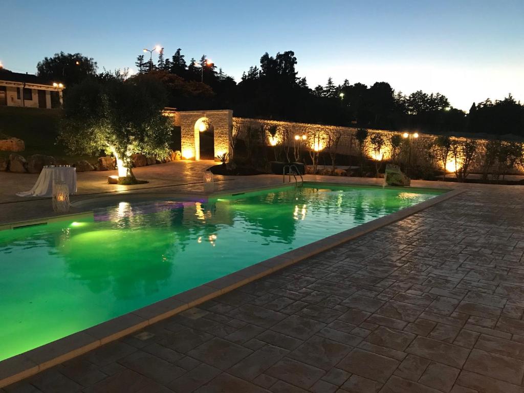卡斯特拉纳格罗泰Relais Masseria Serritella的后院的游泳池