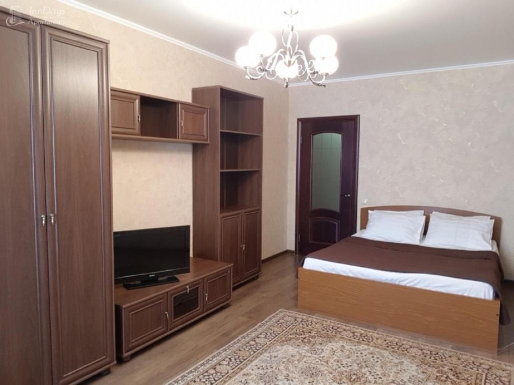 波多利斯克InnDays Ленинградская 11的一间卧室配有一张床和一台平面电视
