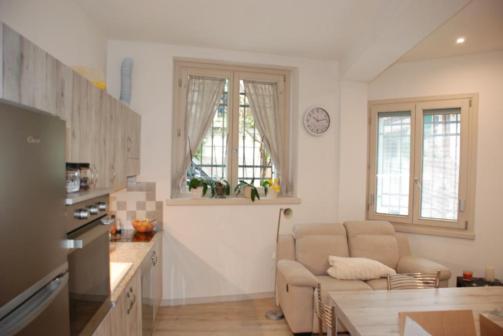 利莫内-苏尔加达Casa Anita的厨房以及带沙发和桌子的客厅。