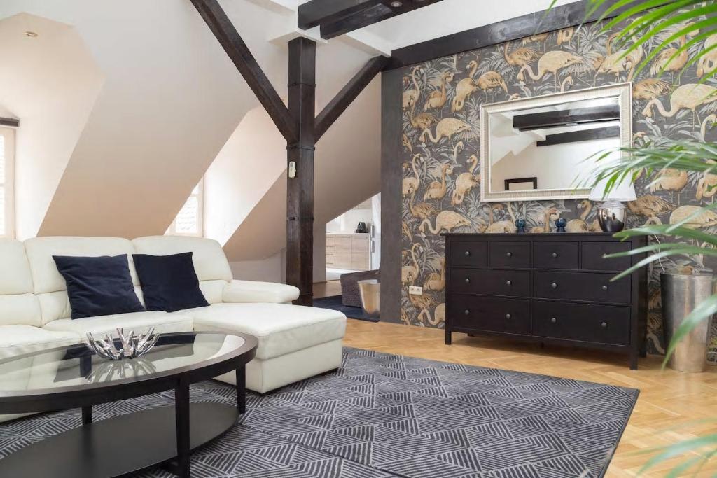 布拉迪斯拉发CityLife Residence的客厅配有白色的沙发和桌子