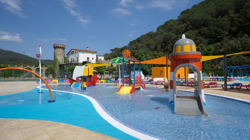 滨海托萨Medplaya Aparthotel Sant Eloi的一个带游泳池、滑梯和游乐场的水上公园