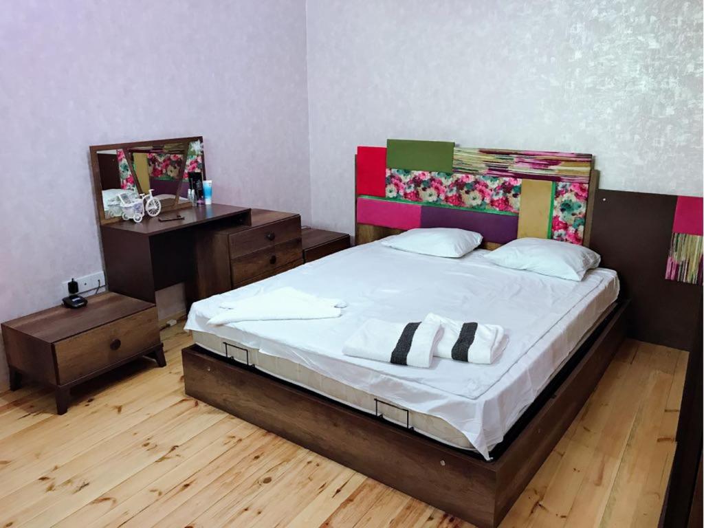 巴库Baku Central Apartment的一间卧室配有一张大床和一张书桌