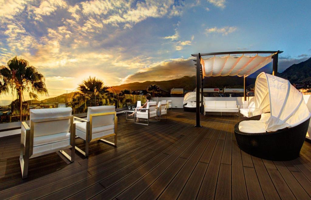 洛斯·亚诺斯·德·阿里丹安得维马尔公寓酒店的游艇上带椅子的甲板和凉亭
