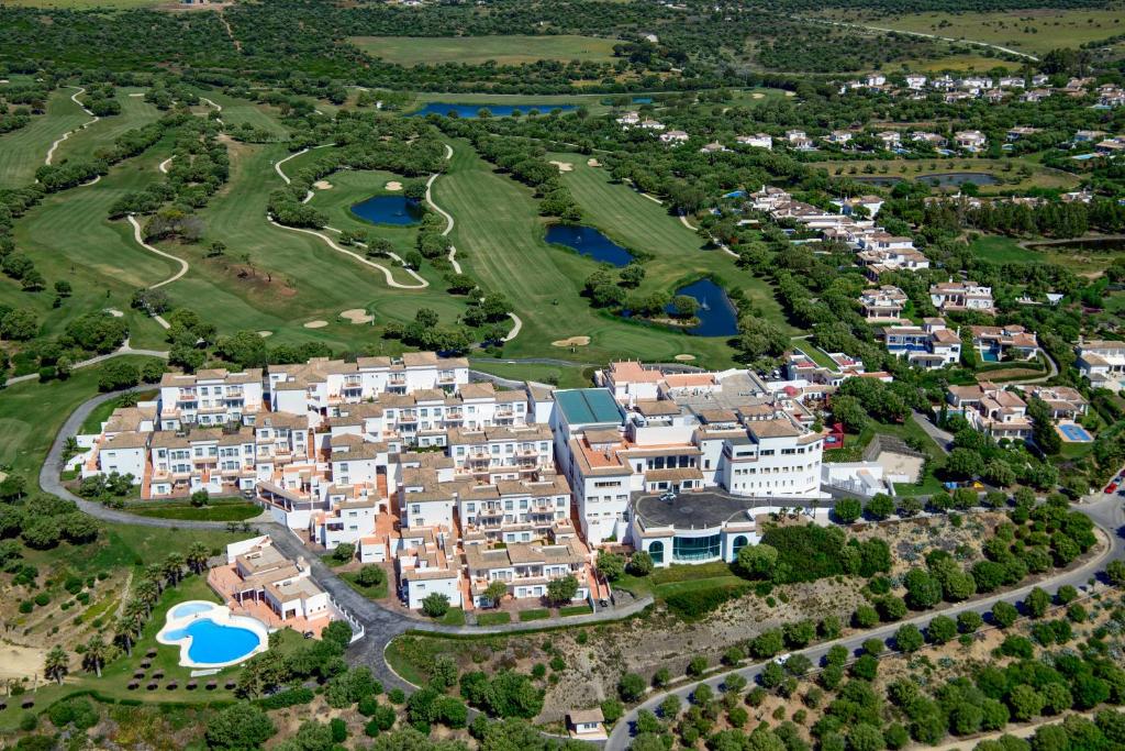贝纳卢普-卡萨斯维耶哈斯费尔普莱高尔夫Spa度假酒店的享有带高尔夫球场的大型庄园的空中景致