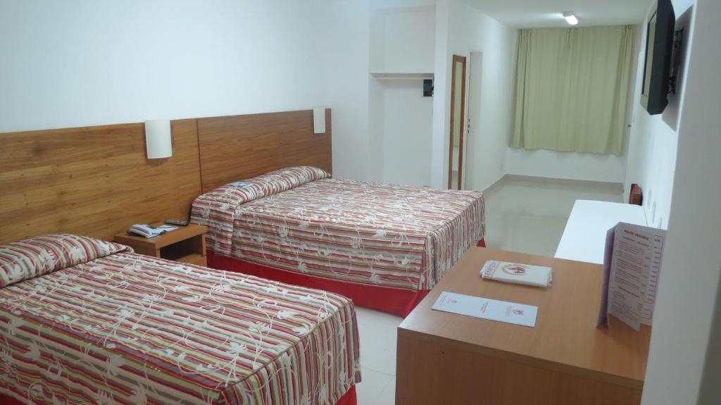 里约热内卢大西洋中心公寓酒店的酒店客房设有两张床和电视。
