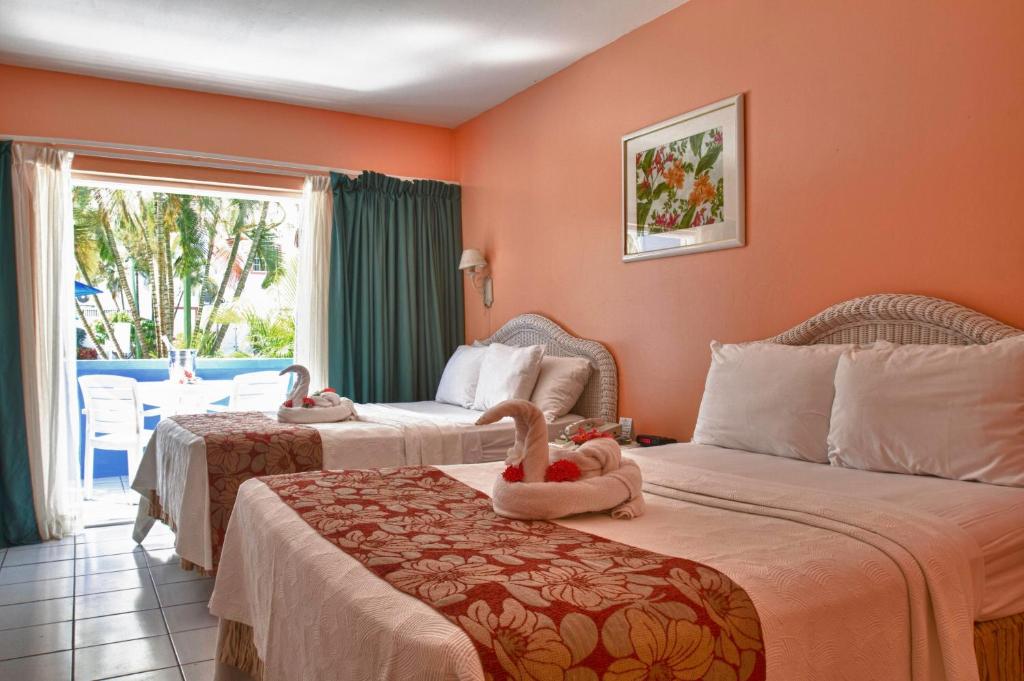 海湾花园旅馆客房内的一张或多张床位