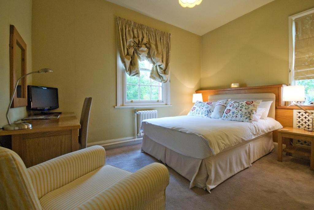 利克Peak Weavers的一间卧室配有一张床、一台电视和一张沙发