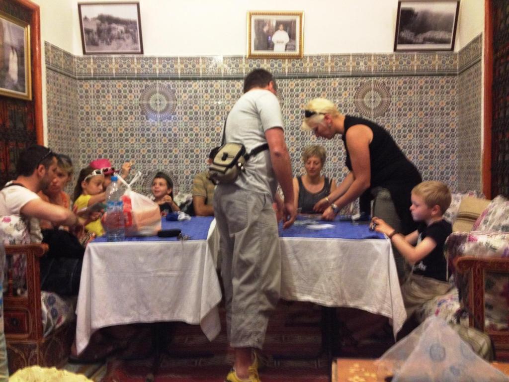 穆莱伊德里斯阿尔安达罗西亚迪亚法酒店的一群坐在桌子旁的人,拿着蛋糕