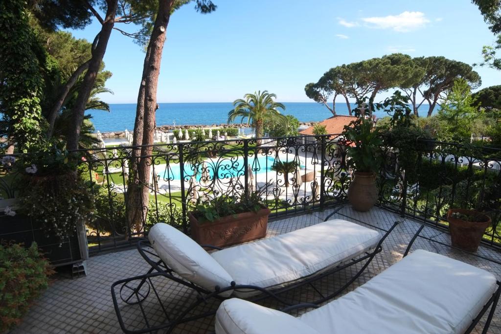 迪亚诺马里纳La Casa di Anny camere di Charme Citr 8027的一个带椅子的阳台和一个游泳池及大海