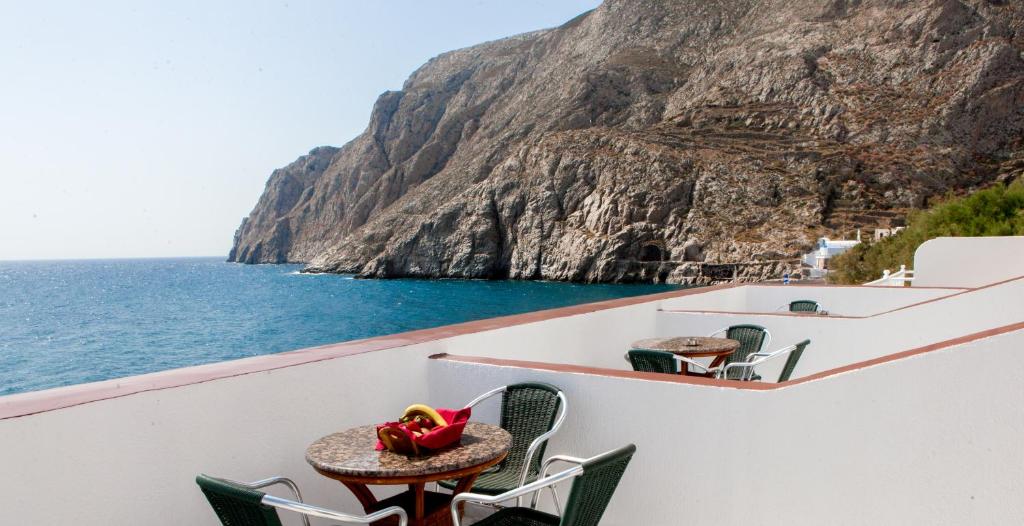 卡马利伊里尼的客房菲欧拉酒店的一个带桌椅的海景阳台