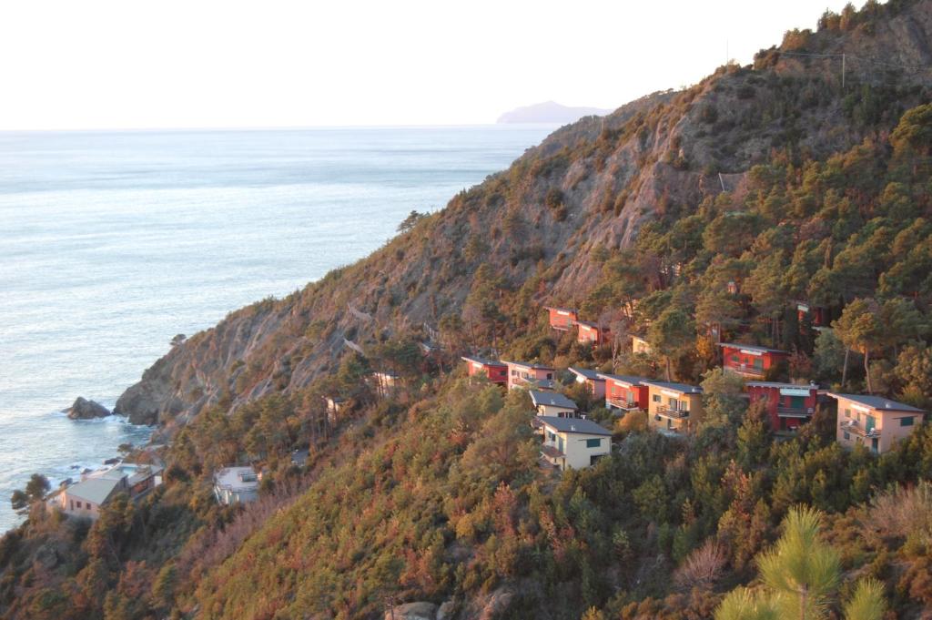 博纳索拉拉弗朗切西卡度假酒店的海边山丘上的一群房子