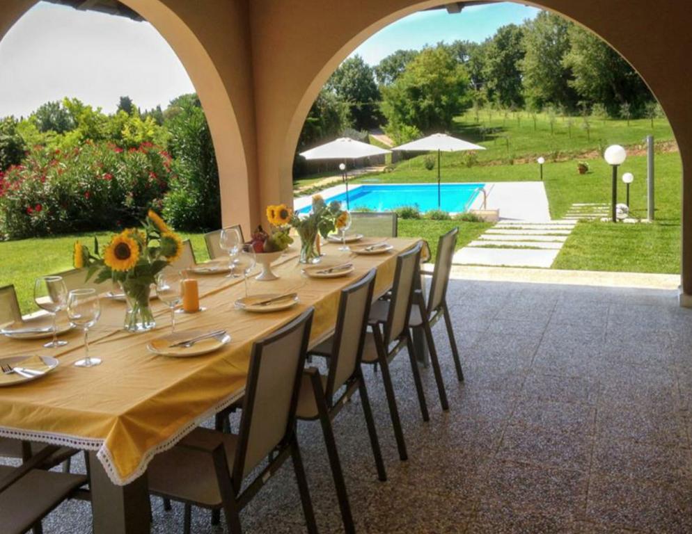拉齐塞Villa Gasco With Pool的餐桌,享有泳池美景