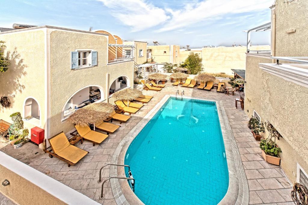 卡马利瑟拉达公寓酒店的一张带躺椅的游泳池和度假村的图片