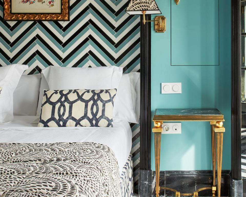 塞维利亚Triana House的一间卧室设有一张床和蓝色的墙壁