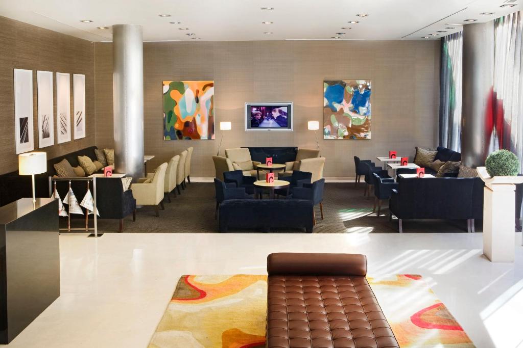 瓦伦西亚孔克立多酒店的大厅,设有沙发和桌子