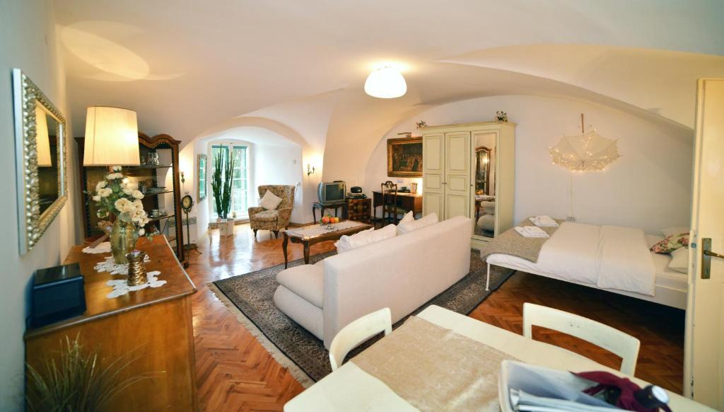 萨格勒布Baroque的客厅配有白色的沙发和桌子
