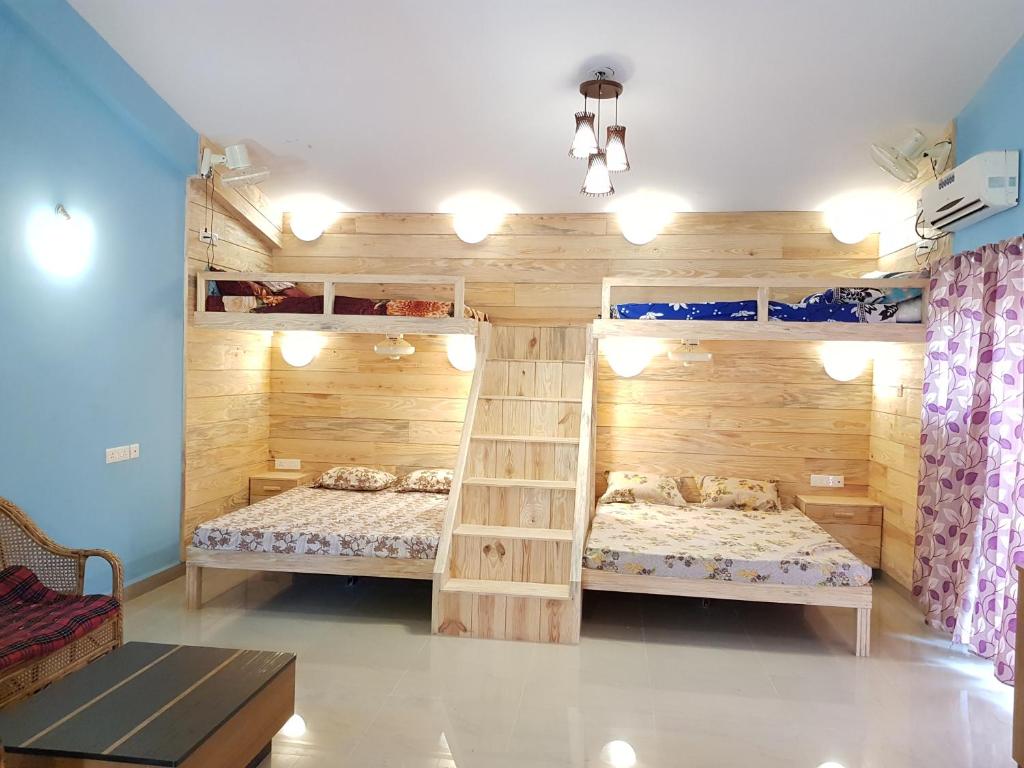 瓦尔恰Godwill Casa Varca的一间卧室设有两张双层床和梯子