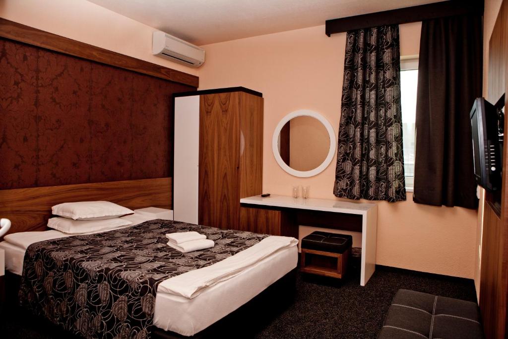 Silistra社迪卡酒店的酒店客房,设有两张床和镜子