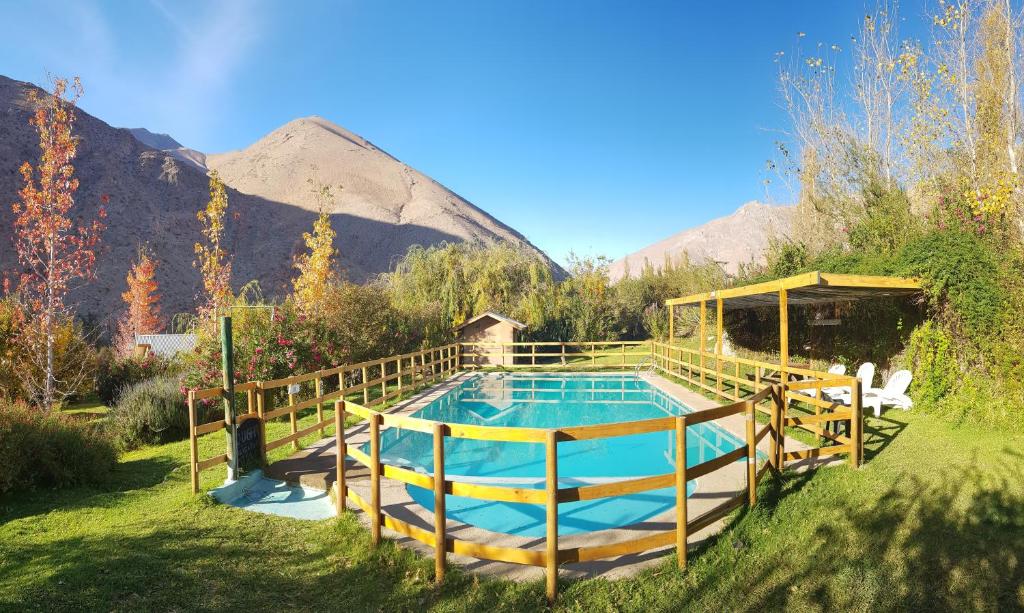 皮斯科艾齐Cabañas Los Sauzales的一座位于山丘庭院内的游泳池