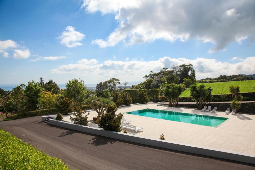 卡佩拉什Quinta das Flores的别墅内游泳池的空中景致