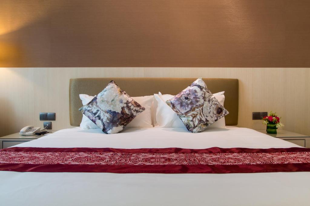 古晋古晋帝国酒店的床上有四个枕头